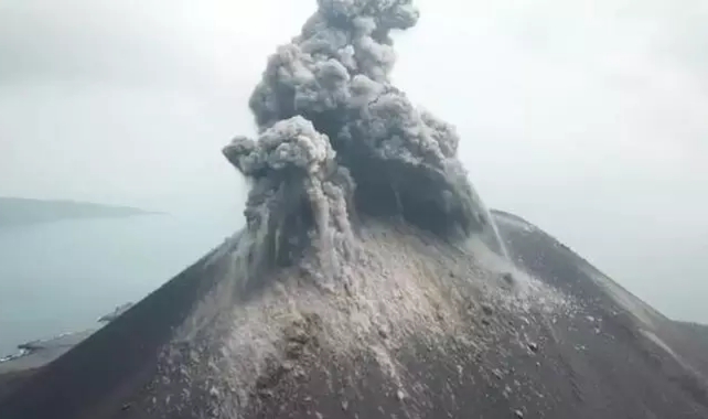 Gunung Anak Krakatau Erupsi Semburkan Abu Setinggi 657 meter